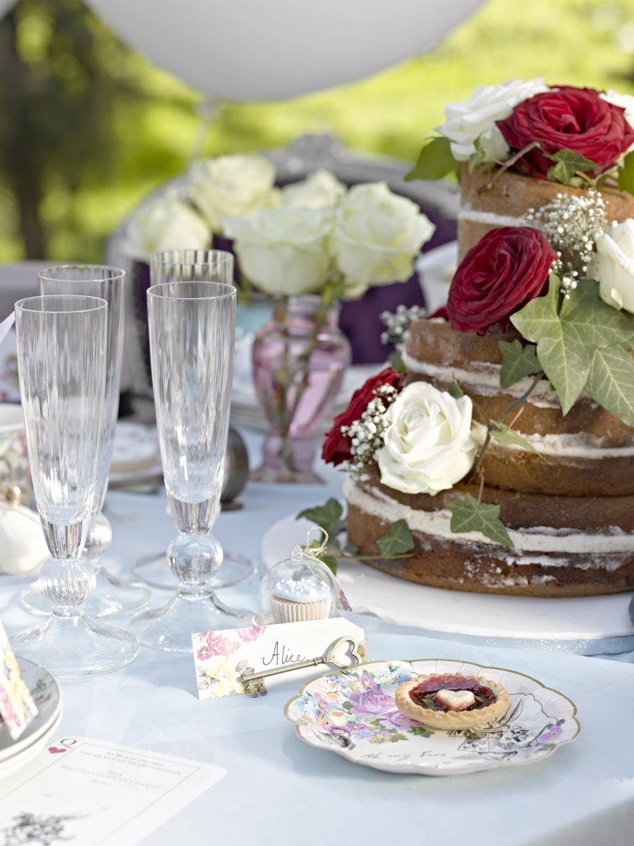 Party-Geschirr für die verzauberte Teeparty mit "Alice im Wunderland" als Baby Shower