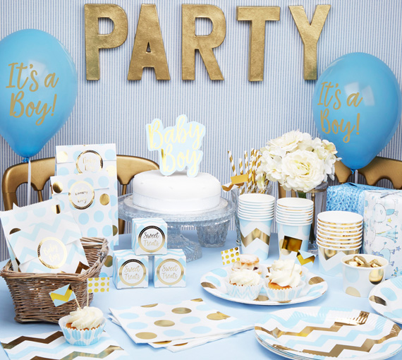 Babyparty-Idee für einen kleinen Jungen - Die Trendfarben Hellblau und Gold harmonieren wundervoll