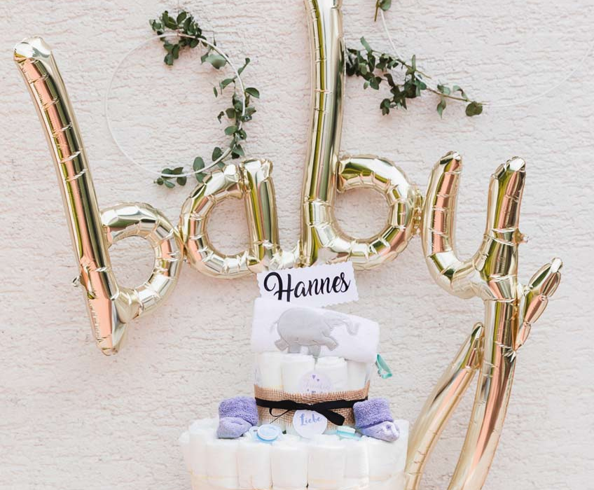 Wunderschön zur Babyparty ist auch der natürliche Look mit Eukalyptus und Leinen - und einer Windeltorte als passendem Geschenk (c) juliafashionblonde