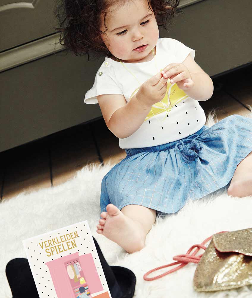 Das erste Mal verkleidet sich dein Baby - mach ein Foto mit Meilensteinkarte