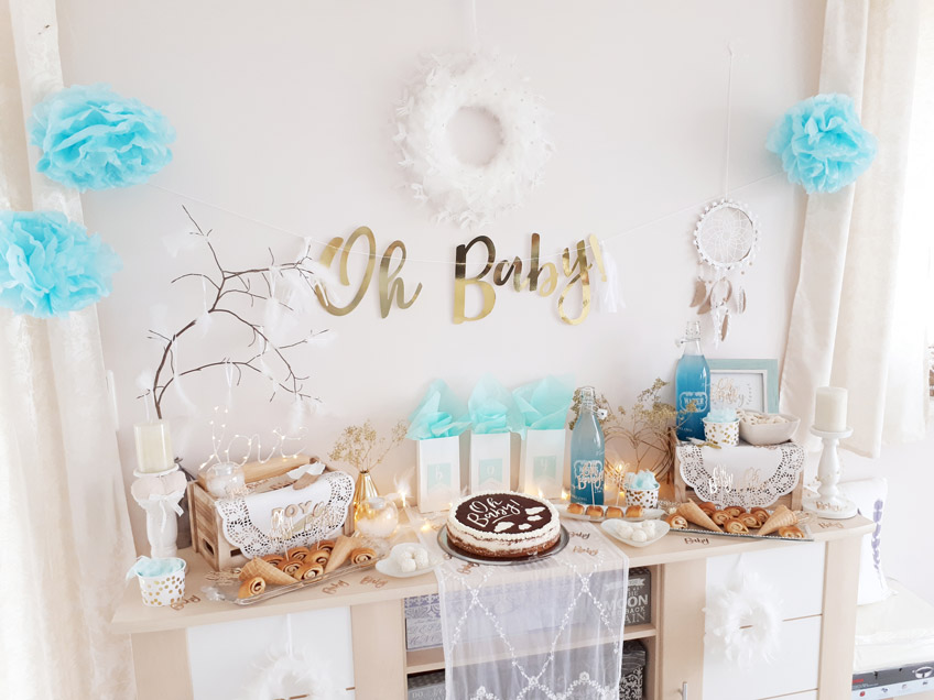 Traumhaft schön: Jungen-Babyparty mit glitzerndem Gold, Naturelementen und süßem Hellblau © lxoxndxoxn