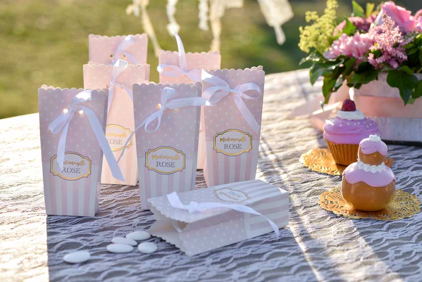 Hübsche Verpackungen mit Schleifen für Mitgebsel an deine Babyparty-Gäste Hübsche Verpackungen mit Schleifen für Mitgebsel an deine Babyparty-Gäste