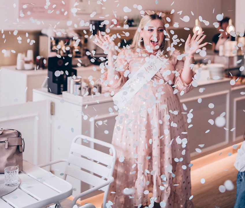 Küre die Bald-Mama mit schönen Accessoires wie einer schicken Babyparty-Schärpe (c) sevendayslove Küre die Bald-Mama mit schönen Accessoires wie einer schicken Babyparty-Schärpe (c) sevendayslove