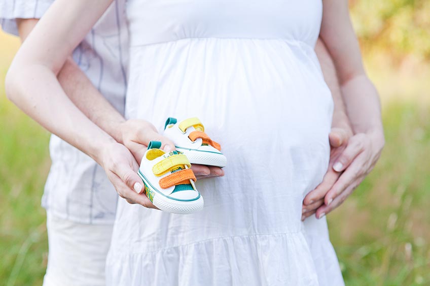 Mach vor der Geburt schöne Erinnerungsfotos mit Mama, Papa und Kugelbauch