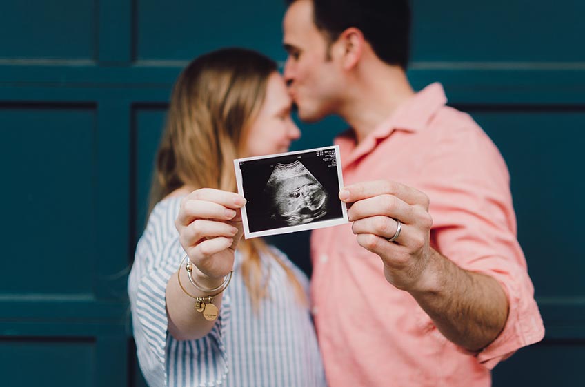 Eine Mini-Babyparty nur für den bald Papa und die bald Mama - gefeiert wird der kleine Schatz. Fotocredit: (c) Kelly Sikkema On Unsplash