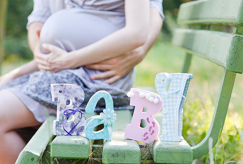 Macht es euch zu zweit und dem Kugelbauch zur Mini-Babyparty schön