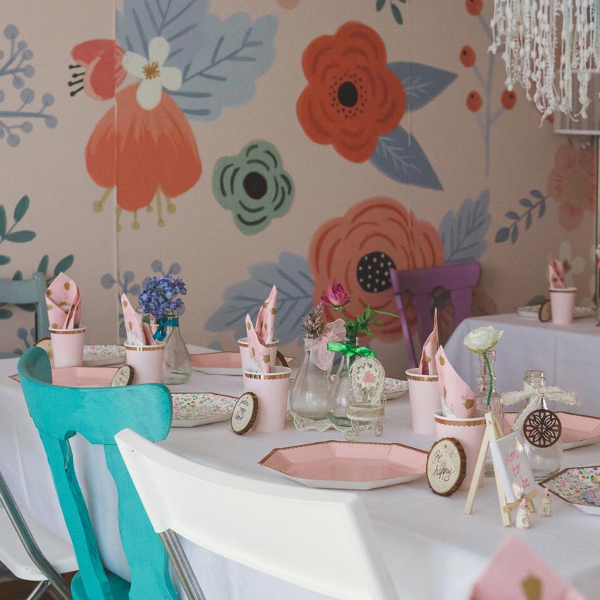 Babypartydeko mit Blumen und Bambi (c) sandrasara__