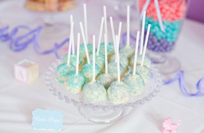 Cake Pops zur farblich neutralen Babyparty