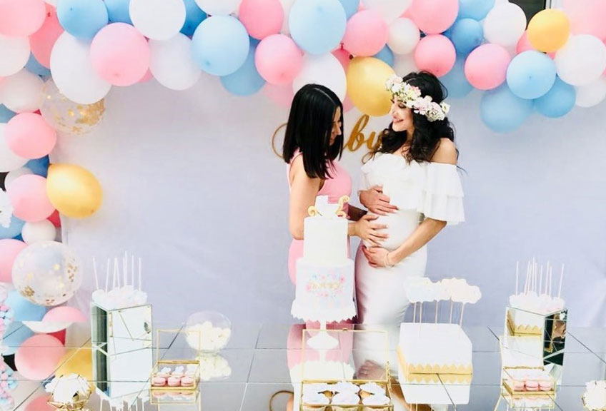 Babyparty mit Sweet Table in klassischem Rosa und Blau mit edlen Goldelementen © danny_lishes