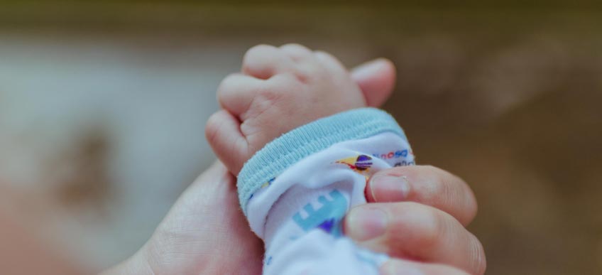 Bei der Pullerparty stößt auch der Papa mit an (c) bady qb on Unsplash Bei der Pullerparty stößt auch der Papa mit an (c) bady qb on Unsplash
