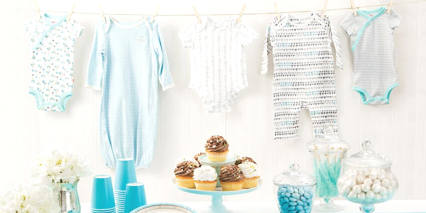 DIY-Girlanden aus Babykleidung sind eine tolle Dekoidee für Baby- und Pullerparty DIY-Girlanden aus Babykleidung sind eine tolle Dekoidee für Baby- und Pullerparty