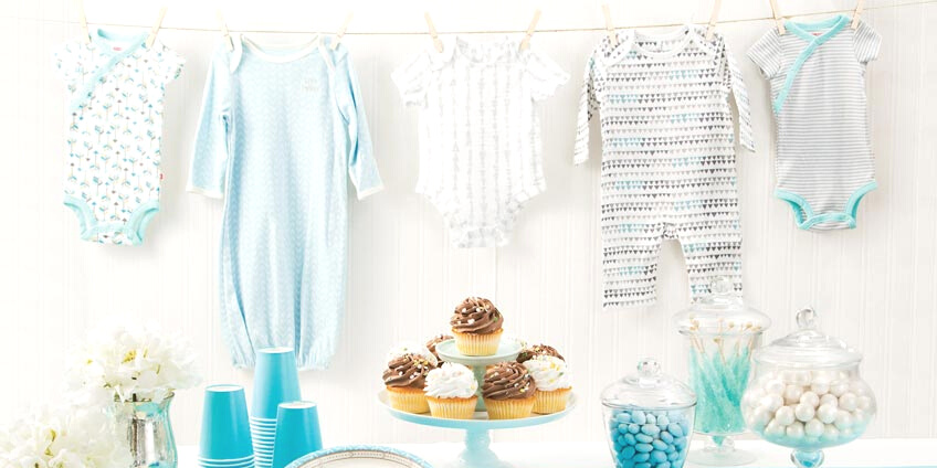 DIY-Girlanden aus Babykleidung sind eine tolle Dekoidee für Baby- und Pullerparty