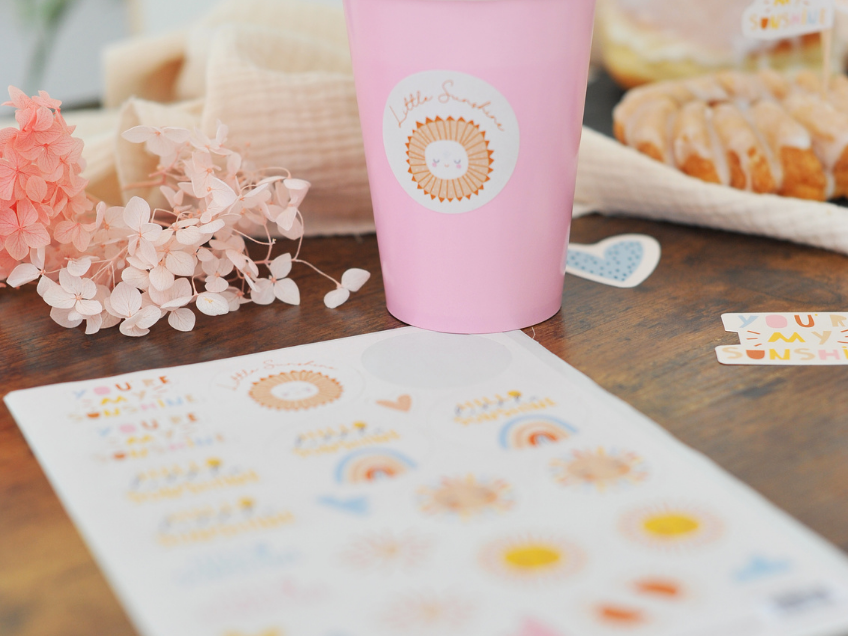 Mit unseren Motivstickern verwandelst du jeden Pappbecher für die Sunshine Babyparty Mit unseren Motivstickern verwandelst du jeden Pappbecher für die Sunshine Babyparty