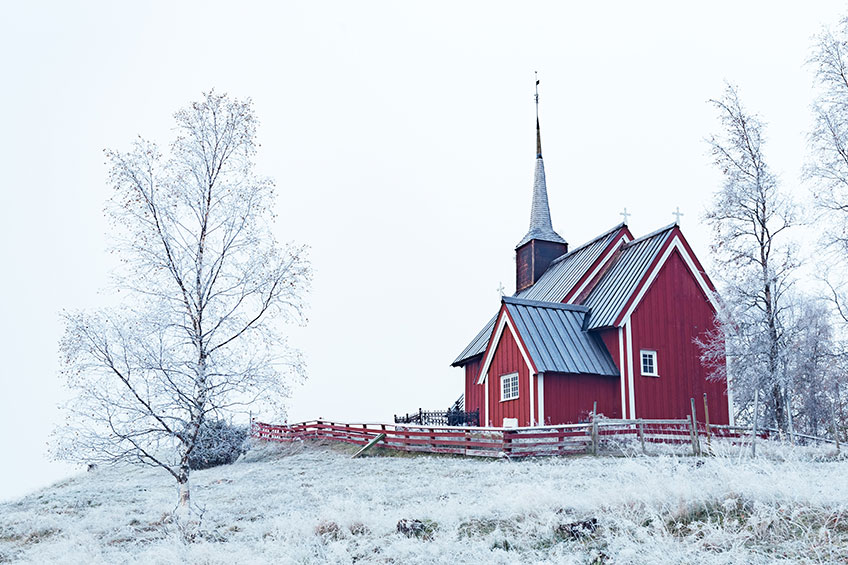 Winterliche Kirche - ein Foto von Isak Dalsfelt on unsplash