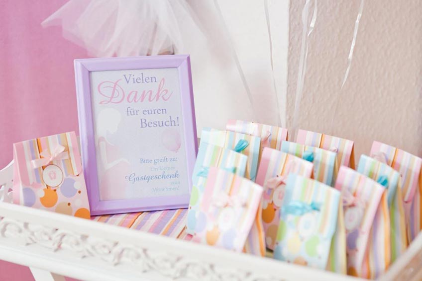 Mach den Babyparty-Gästen mit kleinen Gastgeschenken eine Freude