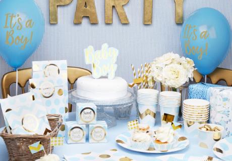 Babyparty-Idee für einen kleinen Jungen - Die Trendfarben Hellblau und Gold harmonieren wundervoll