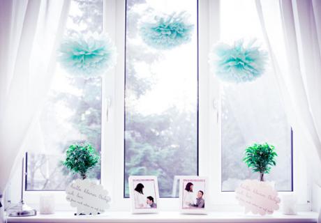 Mintfarbene Pom Poms für die neutrale Babyparty