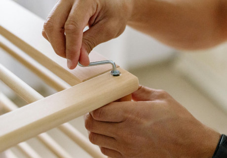 Babybett aufbauen - bei der Nesting Party steht praktische Hilfe im Vordergrund