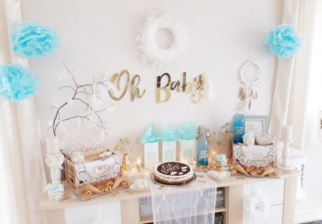 Traumhaft schön: Jungen-Babyparty mit glitzerndem Gold, Naturelementen und süßem Hellblau © lxoxndxoxn