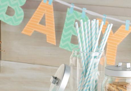 DIY-Geschenke-Girlande für die Babyparty - Lass deine Gäste selbst aktiv werden und stelle Klammern für Karten, Bodys & Co. bereit