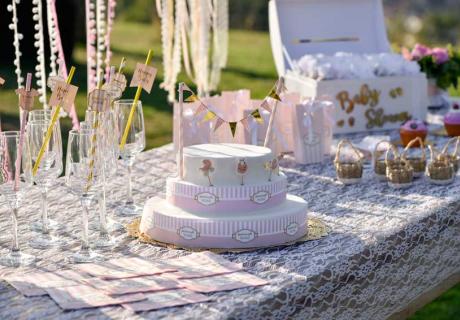 So dekorierst du deine Babyparty in Rosa, Gold und schöner Spitze