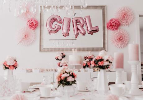 Raumdeko in Rosa und Weiß für eine Mädchen-Babyparty