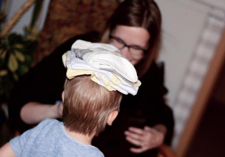 Gerade ältere Geschwisterchen dürfen beim Babyparty-Geschenke auspacken helfen