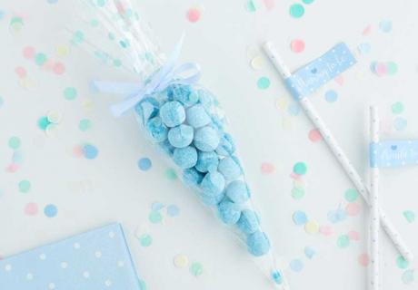 Fülle Schokodrops in der Farbe deiner Babyparty in schöne Spitztüten und verschenke sie als Gastgeschenke