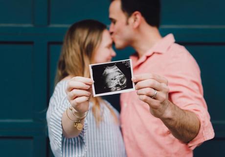 Eine Mini-Babyparty nur für den bald Papa und die bald Mama - gefeiert wird der kleine Schatz. Fotocredit: (c) Kelly Sikkema On Unsplash