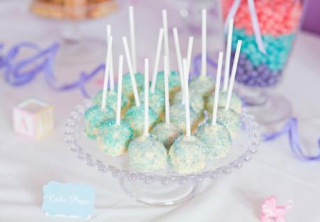 Cake Pops zur farblich neutralen Babyparty