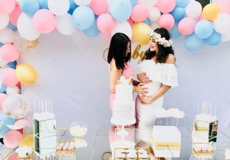 Babyparty mit Sweet Table in klassischem Rosa und Blau mit edlen Goldelementen © danny_lishes