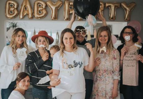 Photobooth Props machen aus jedem Schnappschuss eine witzige Erinnerung an deine Babyparty © c.loves.c