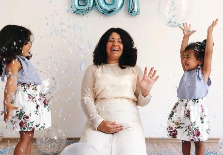 Nimm ein schönes Foto für die Gender Reveal aus - so klappts auch aus der Ferne (c) mommyhiyam