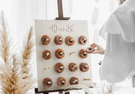 Gebäck darf zur Tauffeier schön aussehen, z.B. durch eine dekorative Donutwand