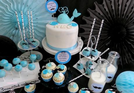 Dieser Sweet Table kombiniert alles, was eine Baby Boy Party perfekt macht - eine süße Waltorte und zuckersüße Little Gentlemen Leckereien mit pastellblauer Deko (c) Mareike Winter - Biskuitwerkstatt