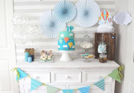 Der Sweet Table in Hellblau verleiht dem ersten Geburtstag eine traumhafte Leichtigkeit.