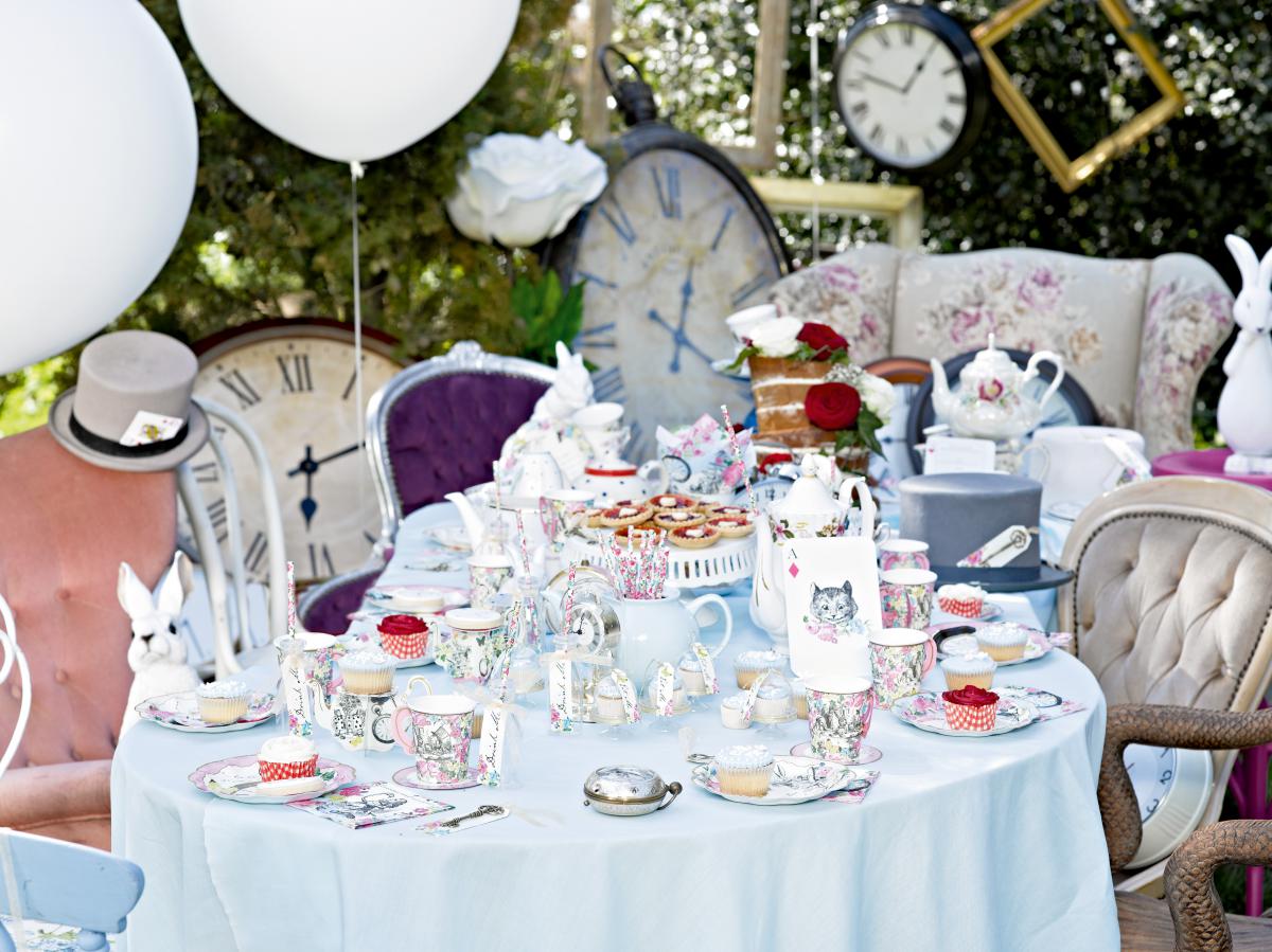 Der Babyparty-Tisch sieht aus wie in Alice im Wunderland